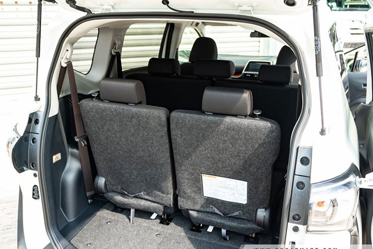 Chưa dừng ở đó, xe còn được trang bị gói công nghệ an toàn chủ động Toyota Safety Sense, bao gồm những tính năng như cảnh báo tiền va chạm có thể phát hiện người đi bộ, xe đạp (ban ngày, ban đêm)... Tiếp đến là hệ thống hỗ trợ bám làn đường, cảnh báo lệch làn đường, kiểm soát hành trình, nhận diện biển báo giao thông, cảnh báo khi phương tiện phía trước khởi hành, hỗ trợ lái xe chủ động và đèn pha thích ứng.