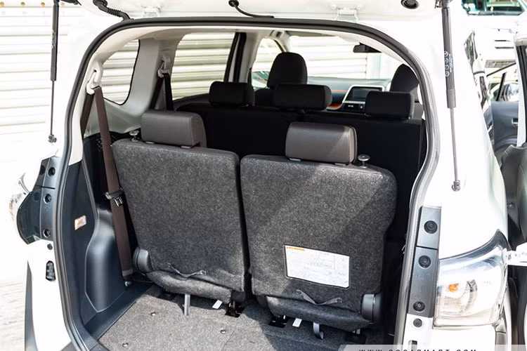 Chưa dừng ở đó, xe còn được trang bị gói công nghệ an toàn chủ động Toyota Safety Sense, bao gồm những tính năng như cảnh báo tiền va chạm có thể phát hiện người đi bộ, xe đạp (ban ngày, ban đêm)... Tiếp đến là hệ thống hỗ trợ bám làn đường, cảnh báo lệch làn đường, kiểm soát hành trình, nhận diện biển báo giao thông, cảnh báo khi phương tiện phía trước khởi hành, hỗ trợ lái xe chủ động và đèn pha thích ứng.