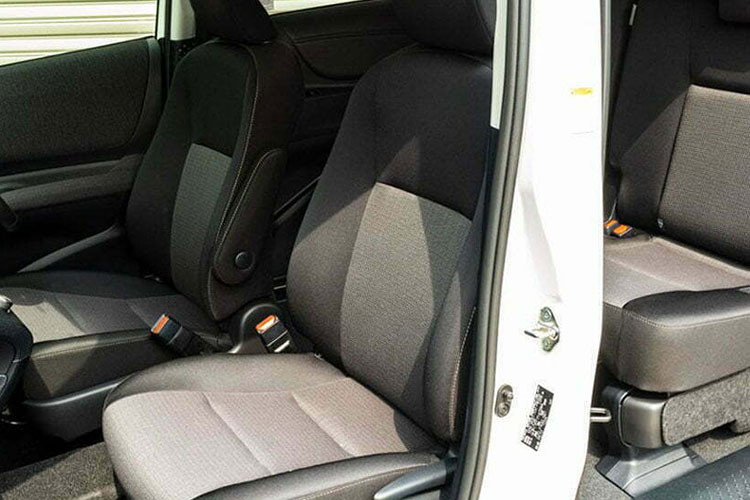 Điểm nhấn tiếp theo của mẫu MPV này nằm ở trang bị an toàn. Theo đó, bản cao cấp của xe sẽ có công nghệ camera 360 độ, hiển thị cả khu vực bên dưới gầm xe. Trang bị này nằm trong gói công nghệ Toyota Teammate Advanced Park. Nếu không mua gói Toyota Teammate Advanced Park, khách hàng Nhật Bản vẫn có thể chi thêm tiền để lắp camera 360 độ cho xe nhưng không có tính năng hiển thị dưới gầm.