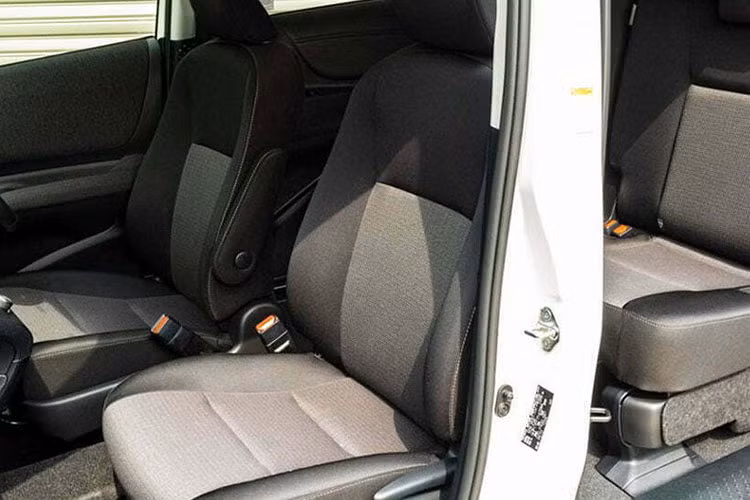 Điểm nhấn tiếp theo của mẫu MPV này nằm ở trang bị an toàn. Theo đó, bản cao cấp của xe sẽ có công nghệ camera 360 độ, hiển thị cả khu vực bên dưới gầm xe. Trang bị này nằm trong gói công nghệ Toyota Teammate Advanced Park. Nếu không mua gói Toyota Teammate Advanced Park, khách hàng Nhật Bản vẫn có thể chi thêm tiền để lắp camera 360 độ cho xe nhưng không có tính năng hiển thị dưới gầm.