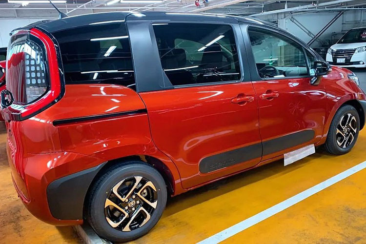 Đúng như những hình ảnh rò rỉ, Toyota Sienta 2023 giá rẻ được thay đổi đáng kể về thiết kế ngoại thất so với trước. Có thể thấy điều này qua thiết kế đầu xe với cụm đèn pha LED tròn trịa hơn trước và được bao quanh bằng dải đèn LED định vị ban ngày. Tuy nhiên, bản cấp thấp của xe chỉ dùng đèn pha Halogen và không có dải đèn LED định vị ban ngày.