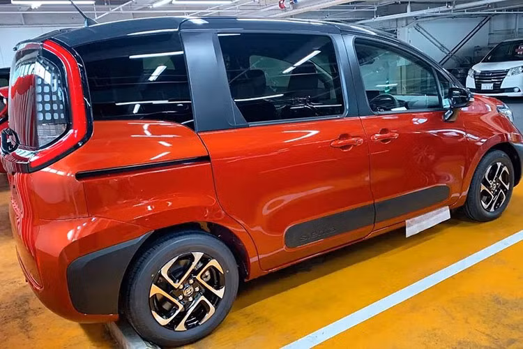 Đúng như những hình ảnh rò rỉ, Toyota Sienta 2023 giá rẻ được thay đổi đáng kể về thiết kế ngoại thất so với trước. Có thể thấy điều này qua thiết kế đầu xe với cụm đèn pha LED tròn trịa hơn trước và được bao quanh bằng dải đèn LED định vị ban ngày. Tuy nhiên, bản cấp thấp của xe chỉ dùng đèn pha Halogen và không có dải đèn LED định vị ban ngày.