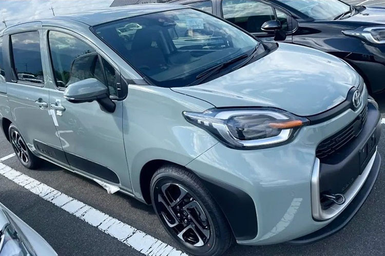 Khi mua Toyota Sienta 2023, khách hàng Nhật Bản có thể chọn 1 trong 2 loại động cơ. Đầu tiên là động cơ xăng 3 xi-lanh, dung tích 1.5L, sản sinh công suất tối đa 120 mã lực tại tua máy 6.600 vòng/phút và mô-men xoắn cực đại 145 Nm tại tua máy 4.800 - 5.200 vòng/phút. Động cơ này chỉ đi với hệ dẫn động 1 cầu đồng thời tiêu thụ lượng xăng trung bình 18,4 km/lít (khoảng 5,43 lít/100 km).