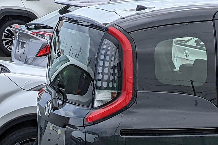 Ở bản tiêu chuẩn, mẫu MPV cỡ nhỏ Toyota Sienta 2023 này sẽ dùng vành thép có đường kính 15 inch. Trong khi đó, bản cao cấp sẽ được trang bị vành hợp kim 15 inch với 4 chấu kép và sơn 2 màu mới. Đằng sau, Sienta 2023 gây ấn tượng với cụm đèn hậu nằm dọc mới, ôm lấy kính chắn gió và kéo dài lên nóc.