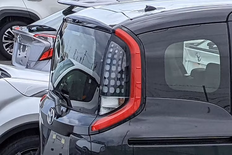 Ở bản tiêu chuẩn, mẫu MPV cỡ nhỏ Toyota Sienta 2023 này sẽ dùng vành thép có đường kính 15 inch. Trong khi đó, bản cao cấp sẽ được trang bị vành hợp kim 15 inch với 4 chấu kép và sơn 2 màu mới. Đằng sau, Sienta 2023 gây ấn tượng với cụm đèn hậu nằm dọc mới, ôm lấy kính chắn gió và kéo dài lên nóc.