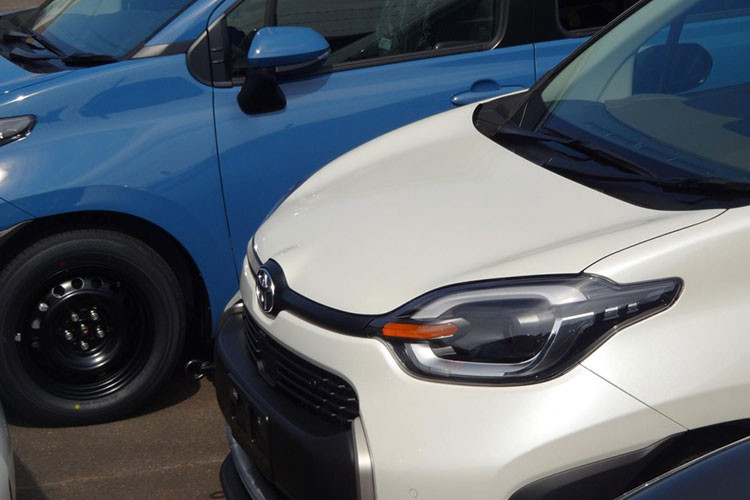 Ngoài ra, đèn pha của mẫu xe MPV Toyota Sienta 2023 cỡ nhỏ còn nối với nhau bằng nẹp màu đen ở giữa, tích hợp logo của hãng Toyota. Bên dưới là lưới tản nhiệt hình lục giác mới, nẹp màu đen dày dặn để lắp biển số trước và hốc gió trung tâm. Bao quanh hốc gió trung tâm là viền màu bạc ở bản cao cấp và màu đen ở bản thấp.