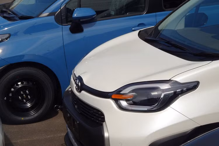 Ngoài ra, đèn pha của mẫu xe MPV Toyota Sienta 2023 cỡ nhỏ còn nối với nhau bằng nẹp màu đen ở giữa, tích hợp logo của hãng Toyota. Bên dưới là lưới tản nhiệt hình lục giác mới, nẹp màu đen dày dặn để lắp biển số trước và hốc gió trung tâm. Bao quanh hốc gió trung tâm là viền màu bạc ở bản cao cấp và màu đen ở bản thấp.