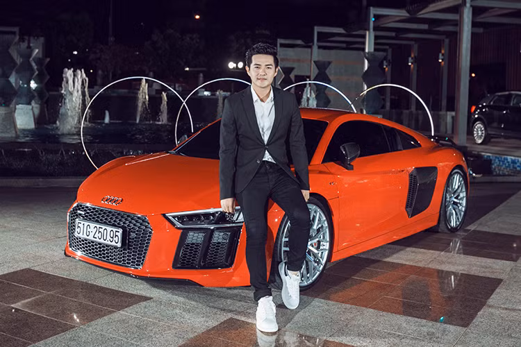 Động cơ với dải vòng tua cao, cấu trúc siêu nhẹ và hệ thống treo cực kỳ năng động với hệ dẫn động bốn bánh toàn thời gian quattro kết hợp với vec-tơ mô-men xoắn linh động – tất cả biến chiếc R8 Coupé trở thành một siêu xe đau phiên bản thương mại thực sự.