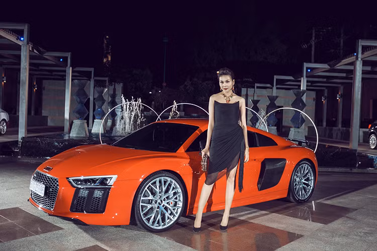 Bên cạnh mẫu xe Audi Q5 mới nhất có mức giá chốt từ hơn 2 tỷ đồng, còn xuất hiện mẫu siêu xe tiền tỷ Audi R8 mới khiến nhiều sao Việt không thể không "show hàng" bên cạnh. Trong ảnh là siêu mẫu Thành Hằng, cô là đại sứ của thương hiệu xe sang Audi A6 tại Việt Nam.