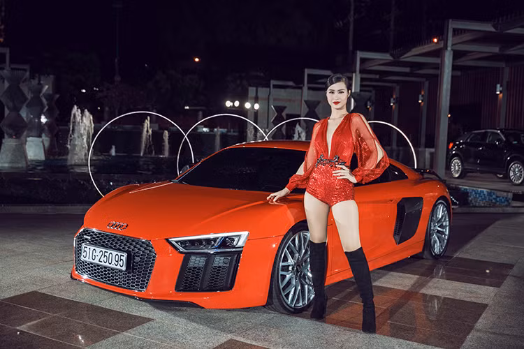 Audi R8 Coupé có hiệu suất vận hành lớn hơn bất kỳ mẫu xe nào trong chuỗi sản phẩm của Audi. Động cơ V10 được đặt giữa xe cùng hệ dẫn động bốn bánh toàn thời gian quattro giúp xe đạt công suất 610 mã lực, chỉ mất 3,2 giây tăng tốc từ 0 tới 100 km/h và đạt vận tốc cực đại 330km/h.