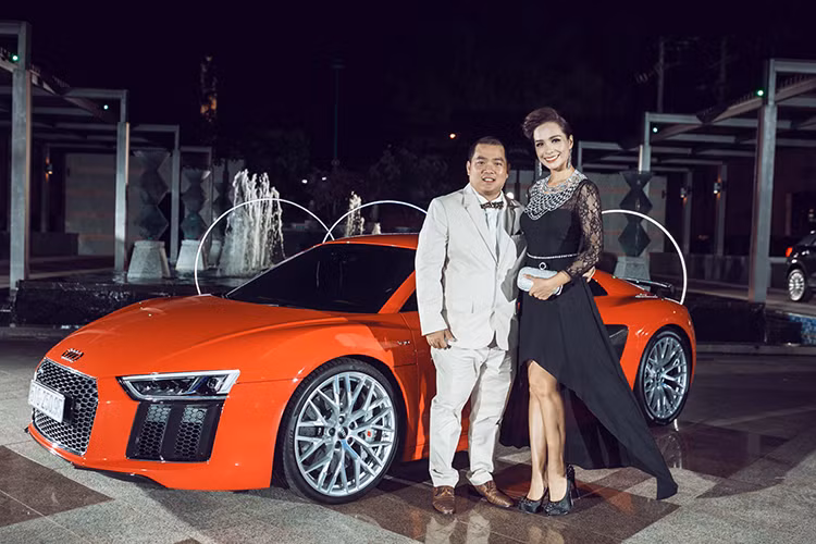 Thay đổi dễ nhận thấy nhất trong nội thất R8 thế hệ mới là màn hình giải trí trung tâm bị loại bỏ. Thay vào đó là một số tổ hợp phím chức năng quan trọng "treo" dưới bảng táp-lô. Bảng đồng hồ chính tùy biến được Audi gọi tên buồng lái ảo (virtual cockpit) tương tự như trên mẫu Audi TT thế hệ mới.