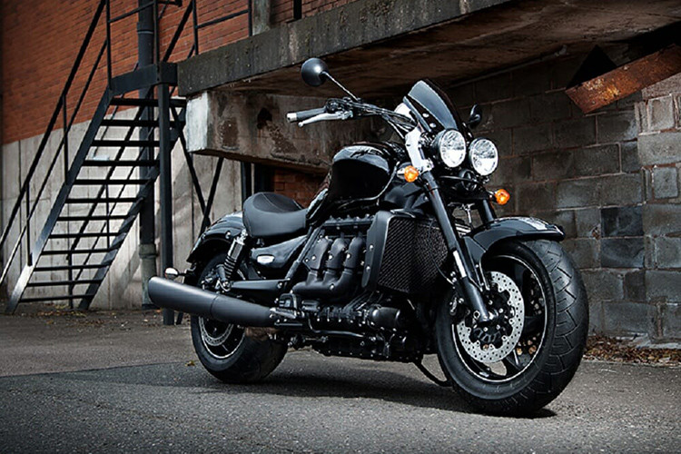 Giá xe Triumph Rocket III TFC 2020 là 25.000 Bảng (tương đương 760 triệu đồng), xe được sản xuất với số lượng giới hạn là 750 xe trên toàn thế giới. Khi về Việt Nam vào quý III/2019 này chiếc xe sẽ mang mức giá khủng là 1,5 tỷ đồng và rất có thể sẽ được người yêu xe đặt hàng trước.