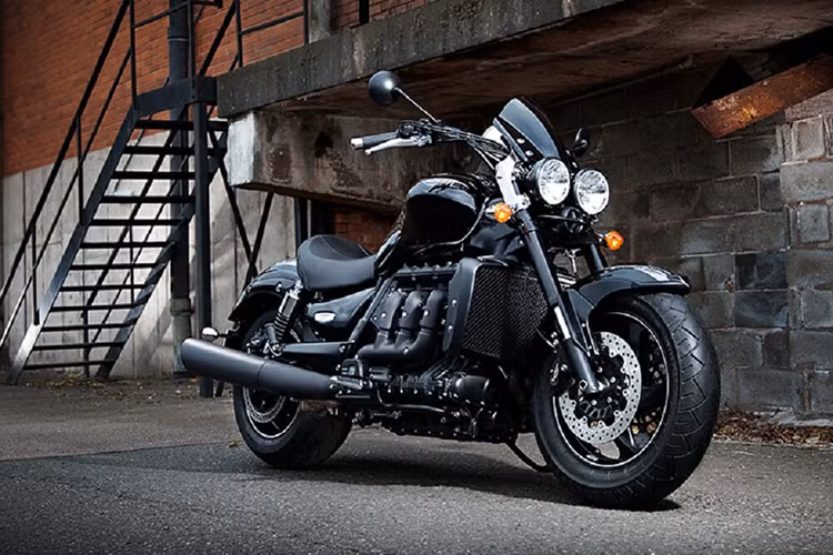 Giá xe Triumph Rocket III TFC 2020 là 25.000 Bảng (tương đương 760 triệu đồng), xe được sản xuất với số lượng giới hạn là 750 xe trên toàn thế giới. Khi về Việt Nam vào quý III/2019 này chiếc xe sẽ mang mức giá khủng là 1,5 tỷ đồng và rất có thể sẽ được người yêu xe đặt hàng trước.