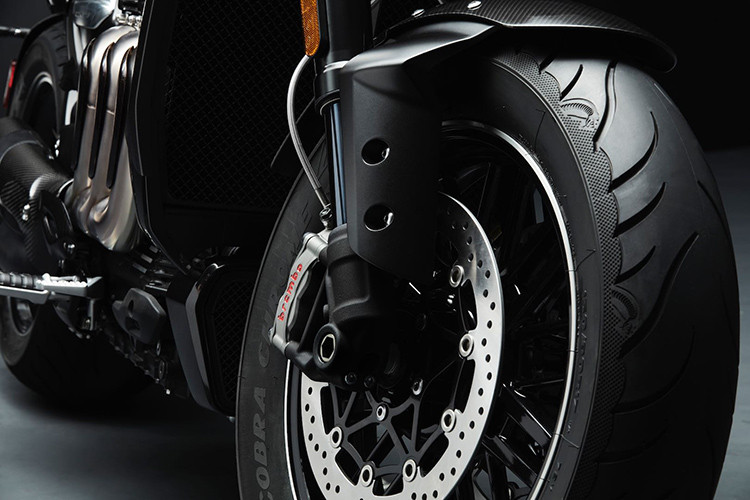 Một số trang bị bị đáng chú ý khác trên xe môtô Triumph Rocket III TFC gồm đèn pha tích hợp đèn định vị LED, bảng đồng hồ là màn hình màu TFT hiện đại, tích hợp Bluetooth, cho phép kết nối với điện thoại hoặc hệ thống định vị dẫn đường và thậm chí là điều khiển được cả camera GoPro...