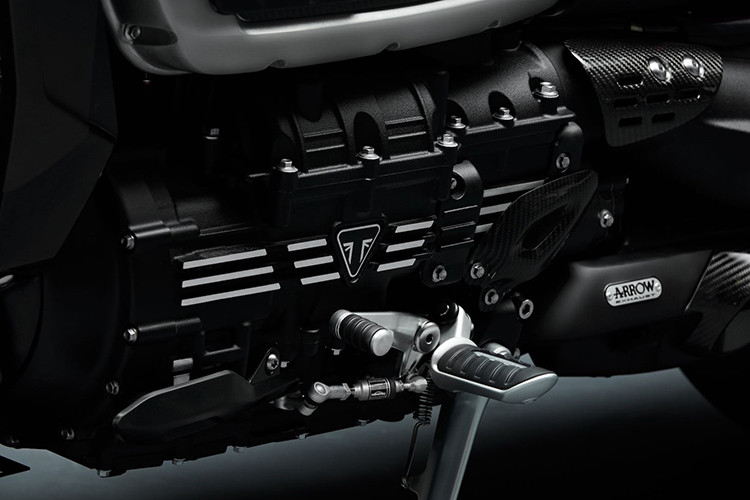 Triumph Rocket III TFC sở hữu khối động cơ 3 xylanh với dung tích cực khủng là 2.458 cc, sản sinh công suất 168 mã lực và mômen xoắn cực đại đạt 221 Nm. Trang bị này giúp Triumph Rocket III TFC 2020 trở thành mẫu môtô thương mại có động cơ lớn nhất và mômen xoắn cao nhất trên thị trường hiện nay.