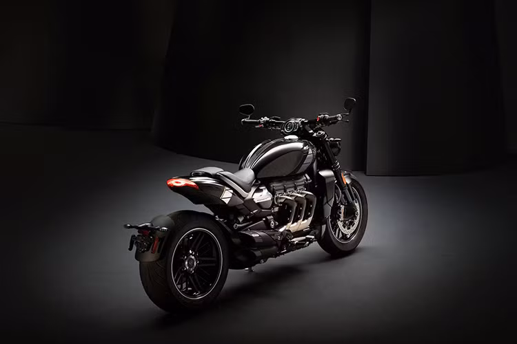 Về ngoại hình, không khó để nhận ra rằng Triumph Rocket III 2020 sẽ hướng trực tiếp tới đối thủ chính là Ducati XDiavel. Điều này được thể hiện rõ qua thiết kế đầy cơ bắp với bình xăng lớn, đuôi ngắn tích hợp đèn hậu LED gọn gàng và pad biển số treo bánh tương tự mẫu môtô Ý.