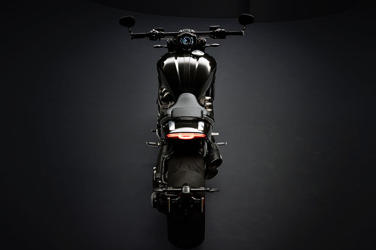 So với thế hệ Rocket III cũ, thế hệ mới của xe có công suất cao hơn 13% và trọng lượng giảm đi 40kg, về mức 333 kg (trọng lượng khô). Rocket III giảm cân là nhờ Triumph ứng dụng vật liệu nhôm và sợi carbon ở nhiều chi tiết trên xe cũng như hệ thống xả Arrow có lon ống xả và nắp lỗ xả bằng sợi carbon.