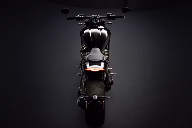 So với thế hệ Rocket III cũ, thế hệ mới của xe có công suất cao hơn 13% và trọng lượng giảm đi 40kg, về mức 333 kg (trọng lượng khô). Rocket III giảm cân là nhờ Triumph ứng dụng vật liệu nhôm và sợi carbon ở nhiều chi tiết trên xe cũng như hệ thống xả Arrow có lon ống xả và nắp lỗ xả bằng sợi carbon.