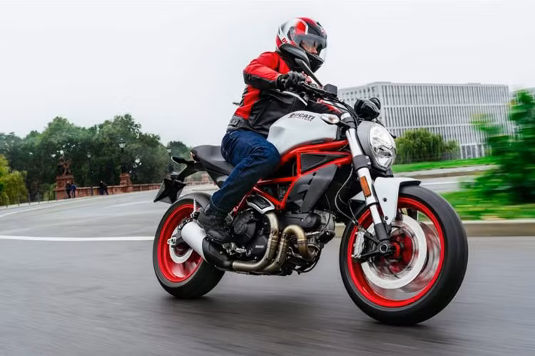 Mới đây, Ducati tại thị trường Thái Lan đã công bố giá bán chính thức của mẫu naked-bike tầm trung Ducati Monster 797 2017 từ 399.900 Baht (tương đương 261 triệu đồng) cho phiên bản màu đỏ và 409.900 Baht (khoảng 268 triệu đồng) dành cho 2 phiên bản màu trắng và đen.