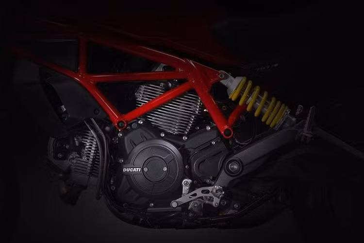 Nằm giữa bộ khung của xe là khối động cơ Desmodue 803cc làm mát bằng không khí, có công suất tối đa 75 mã lực, mô-men xoắn cực đại 68,8 Nm và có côn sliper clutch. Đây chính là khối động cơ từng được hãng xe Ducati sử dụng cho mẫu xe bán chạy nhất của mình là Scrambler.