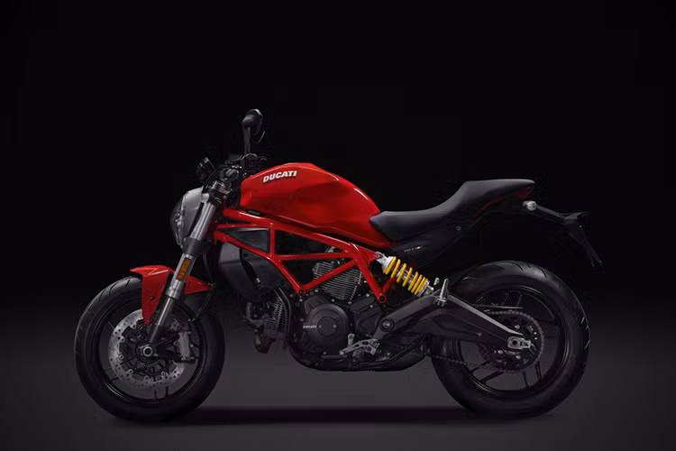 Ở phía sau, chiếc xe cũng có đèn hậu LED mới. Vốn có yên đôi nhưng với tùy chọn ốp yên phía sau, Monster 797 có thể trở thành một chiếc xe với yên solo một cách dễ dàng. Chiều cao yên của xe tính từ mặt đất là 805 mm - tương đối hợp với đa số tay lái mới sử dụng xe môtô PKL.