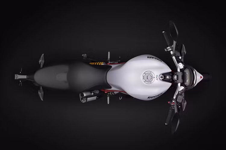 Dù vẫn sử dụng khung Trellis, nhưng kết cấu khung của 797 đã có sự khác biệt so với 795. Bình xăng của xe bằng thép, có thể tích đạt 16,5 lít. Monster 797 đạt trọng lượng ướt là 193 kg. Bên cạnh đó, do sở hữu mức giá rẻ nên Monster 797 không được trang bị hệ thống điều khiển lực kéo.