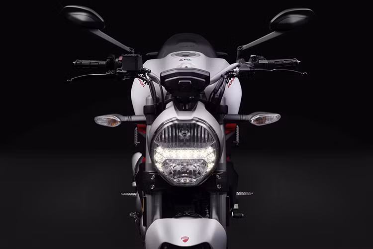 Vẫn giữ lại gần như hoàn toàn thiết kế quen thuộc của Monster 795, tuy nhiên Monster 797 đã có một số điểm nâng cấp nhỏ để khiến chiếc xe hiện đại hơn. Trong đó, phần đầu đặc trưng của dòng Monster đã được trang bị một dải LED chiếu sáng ban ngày ấn tượng hơn.