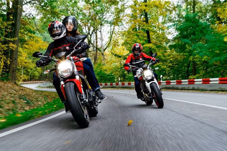 Từng có mức giá 7895 Bảng (tương đương 222 triệu đồng) tại thị trường Anh quốc vào cuối năm 2016 - so với mức giá niêm yết tại thị trường Thái Lan, mức giá của Ducati Monster 797 cũng không chênh lệch quá nhiều. Dự đoán khi về Việt Nam và phân phối chính hãng, mẫu xe này sẽ có mức giá dưới 300 triệu đồng hoặc hơn một chút (tuỳ vào từng phiên bản).