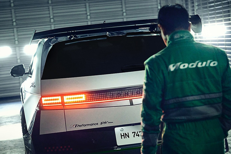 Hyundai Ioniq 5 N Drift King chạy điện hiệu suất cao này sẽ chính thức được ra mắt tại sự kiện Tokyo Auto Salon 2025 khai mạc vào ngày 10/1 tới đây. Phiên bản đặc biệt Ioniq 5 N DK Edition sở hữu loạt nâng cấp tập trung vào hiệu suất drift.