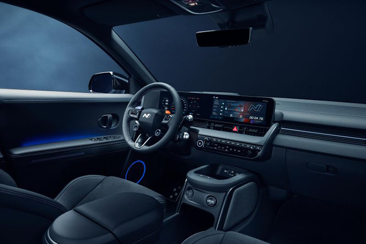 Tsuchiya đã ca ngợi mẫu xe điện Hyundai Ioniq 5 N bản Drift King của thương hiệu Hàn Quốc là "thú vị" và "năng động", đồng thời thừa nhận nó đã thay đổi góc nhìn của ông về Hyundai.