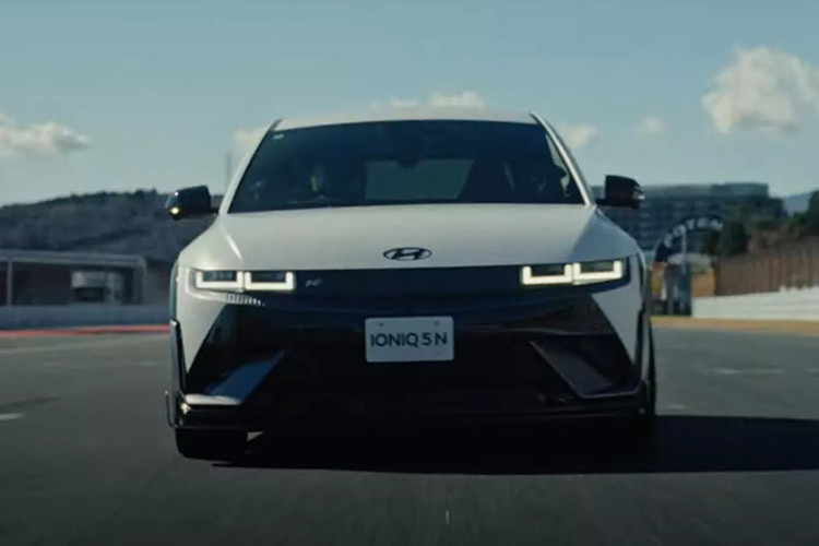 Mẫu xe SUV điện Hyundai Ioniq 5 N DK Edition được trang bị bộ bodykit mới với cánh gió trước bằng sợi carbon, bệ bước hai bên sắc sảo và cánh gió lớn kiểu cổ thiên nga (swan-neck) gắn trên nóc xe, tạo cảm giác mạnh mẽ và năng động.