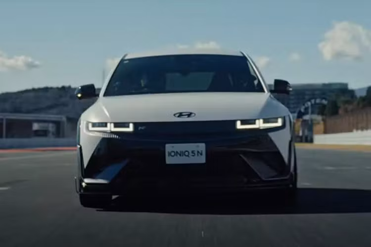 Mẫu xe SUV điện Hyundai Ioniq 5 N DK Edition được trang bị bộ bodykit mới với cánh gió trước bằng sợi carbon, bệ bước hai bên sắc sảo và cánh gió lớn kiểu cổ thiên nga (swan-neck) gắn trên nóc xe, tạo cảm giác mạnh mẽ và năng động.