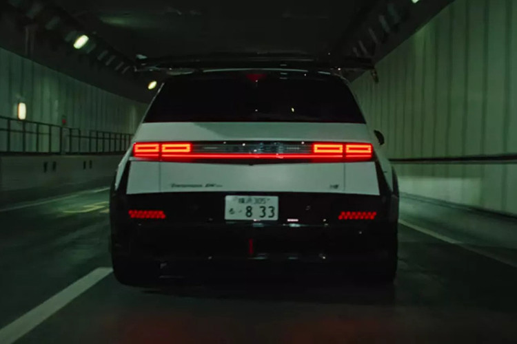 Những chi tiết trong đoạn teaser cũng tiết lộ các vòm bánh mở rộng với lớp sơn bóng tối màu, tương phản với lớp sơn trắng mờ của thân xe. Điểm nhấn màu xanh lá xuất hiện ở nhiều vị trí, bao gồm kẹp phanh hiệu suất cao của dòng N Performance. Dòng chữ DK Edition xuất hiện nổi bật trên cột C và cửa sau.