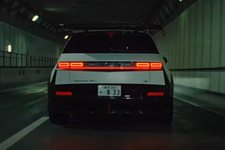 Những chi tiết trong đoạn teaser cũng tiết lộ các vòm bánh mở rộng với lớp sơn bóng tối màu, tương phản với lớp sơn trắng mờ của thân xe. Điểm nhấn màu xanh lá xuất hiện ở nhiều vị trí, bao gồm kẹp phanh hiệu suất cao của dòng N Performance. Dòng chữ DK Edition xuất hiện nổi bật trên cột C và cửa sau.