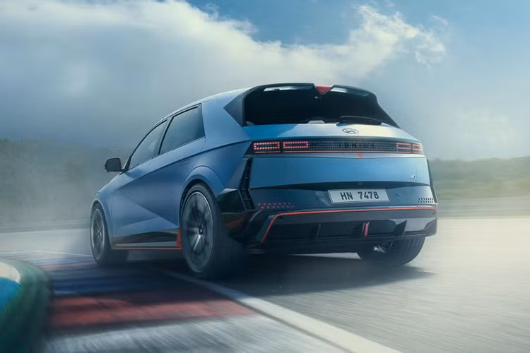 Hyundai chưa tiết lộ chi tiết về các nâng cấp hệ thống truyền động và khung gầm của DK Edition. Được biết, phiên bản tiêu chuẩn của Ioniq 5 N đã sở hữu sức mạnh lên tới 641 mã lực nhờ hệ truyền động gồm hai mô-tơ điện, giúp xe tăng tốc từ 0-100 km/h chỉ trong 3,4 giây.