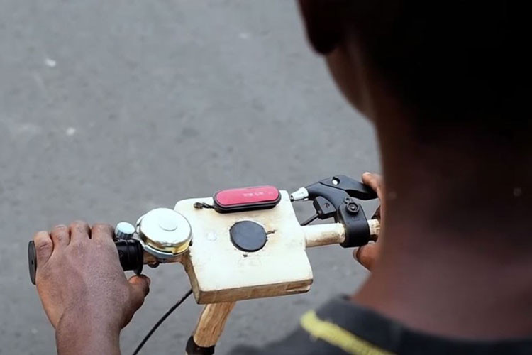 Thieu nien 17 tuoi tu che xe may dien chay nang luong mat troi-Hinh-2