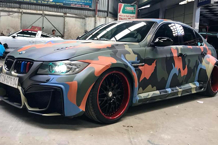 Cản trước trên chiếc sedan BMW 3-Series thế hệ E90 đã được xưởng độ tại Sài Gòn làm mới lại. Chiếc xe được độ theo phong cách xe thể thao BMW M3 (F80) thế hệ mới với hai hốc gió ngang góc cạnh tăng tính mạnh mẽ cho phần đầu xe.