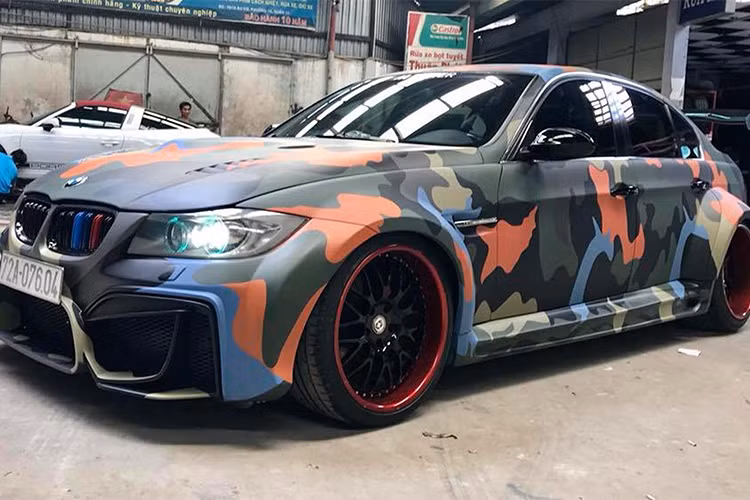 Cản trước trên chiếc sedan BMW 3-Series thế hệ E90 đã được xưởng độ tại Sài Gòn làm mới lại. Chiếc xe được độ theo phong cách xe thể thao BMW M3 (F80) thế hệ mới với hai hốc gió ngang góc cạnh tăng tính mạnh mẽ cho phần đầu xe.