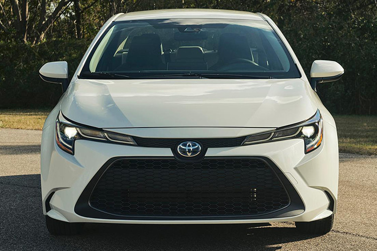 Trong khi hãng xe ôtô Toyota sẽ tiếp tục chào bán mẫu sedan giá rẻ với các tùy chọn hệ dẫn động động cơ đốt trong truyền thống, họ cũng sẽ đưa ra một tùy chọn hybrid lần đầu tiên. Áp dựng từ Prius, hệ dẫn dộng hybrid mới này kết hợp động cơ hút khí tự nhiên I4, dung tích 1.8 lít với một cặp mô-tơ điện và một hộp số vô cấp CVT.