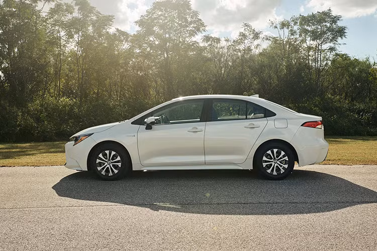 Giờ đây, nhà sản xuất Nhật Bản đã mang mẫu sedan Toyota Corolla hybird mới tới Bắc Mỹ để trưng bày ở Triển lãm Ô tô Los Angeles 2018, và hé lộ đủ chi tiết về hệ dẫn động hybrid đang được phát triển của nó.