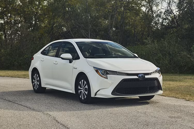 Hãng xe Nhật Bản đã ra mắt mẫu Toyota Corolla hoàn toàn mới trong hình dáng hatchback hồi đầu năm nay, và sau đó là một phiên bản wagon cho thị trường châu Âu tại triển lãm Paris, và một phiên bản sedan ở triển lãm Quảng Châu cho thị trường Trung Quốc chỉ một vài tuần trước.