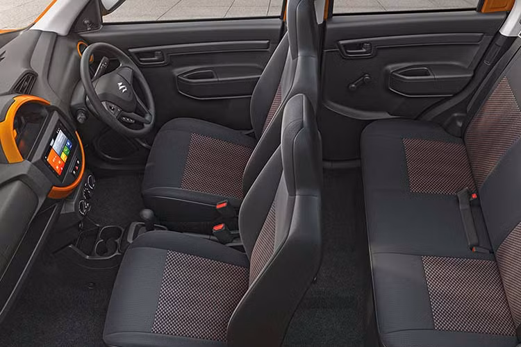 Chưa hết, Suzuki S-Presso 2020 còn có 2 cửa gió điều hòa trung tâm nằm hai bên bảng đồng hồ. Đó là chưa kể đến một số chi tiết nội thất có màu "tông xuyệt tông" với ngoại thất, mang đến sức sống cho nội thất.