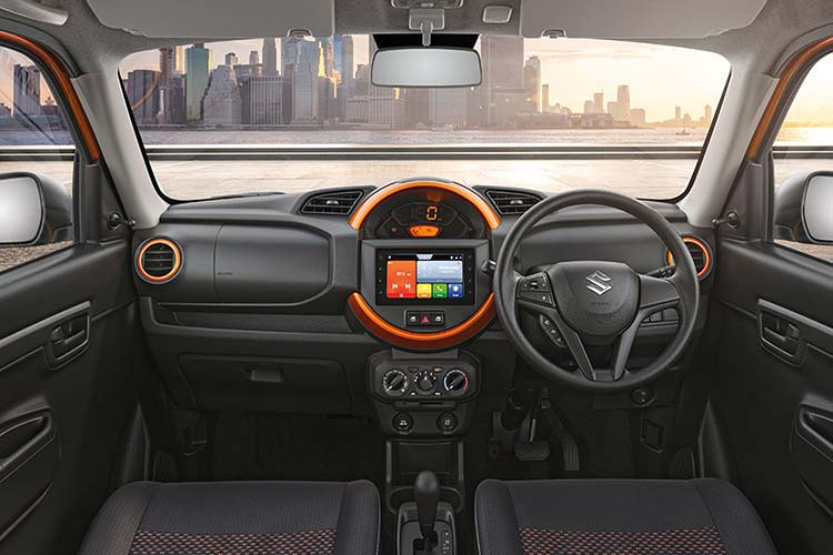 Bên trong Suzuki S-Presso 2020 xuất hiện đồng hồ công-tơ-mét kỹ thuật số nằm giữa mặt táp-lô, ngay bên trên màn hình cảm ứng của hệ thống thông tin giải trí 2-DIN. Cách thiết kế của bảng đồng hồ và màn hình trung tâm khiến người ta nghĩ ngay tới dòng xe Mini.