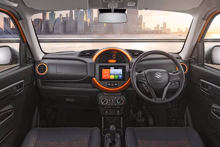 Bên trong Suzuki S-Presso 2020 xuất hiện đồng hồ công-tơ-mét kỹ thuật số nằm giữa mặt táp-lô, ngay bên trên màn hình cảm ứng của hệ thống thông tin giải trí 2-DIN. Cách thiết kế của bảng đồng hồ và màn hình trung tâm khiến người ta nghĩ ngay tới dòng xe Mini.