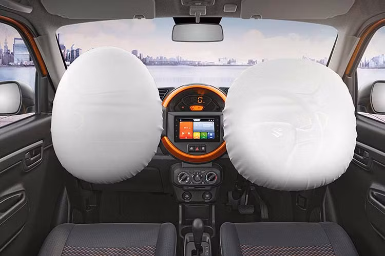 Trang bị cụ thể của Suzuki S-Presso 2020 tại thị trường Philippines vẫn chưa được hé lộ. Trong khi đó, ở Ấn Độ, bản tiêu chuẩn của mẫu SUV này không có điều hòa và tay lái trợ lực điện. Ở bản cao cấp nhất, xe sẽ được trang bị hệ thống thông tin giải trí hỗ trợ Apple CarPlay/Android Auto, vô lăng tích hợp phím chức năng và gương chiếu hậu chỉnh điện.