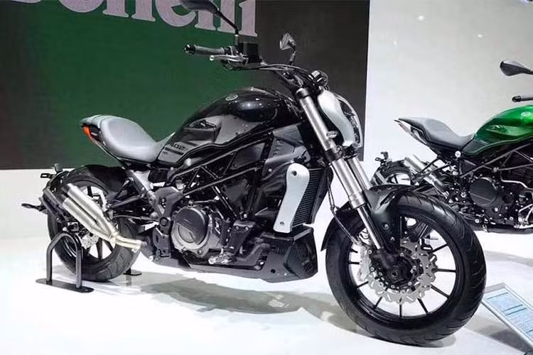 Hai bên thân xe, 402S dễ dàng gợi nhớ về XDiavel bởi tay lái rộng, bình xăng thuôn xuống yên và kết thúc ở phần đuôi ngắn. Chiếc xe chia sẻ thiết kế bình xăng tương tự như mẫu naked-bike 752S cũng ra mắt tại EICMA 2017, đồng thời khá hiện đại khi được trang bị bảng đồng hồ kỹ thuật số.