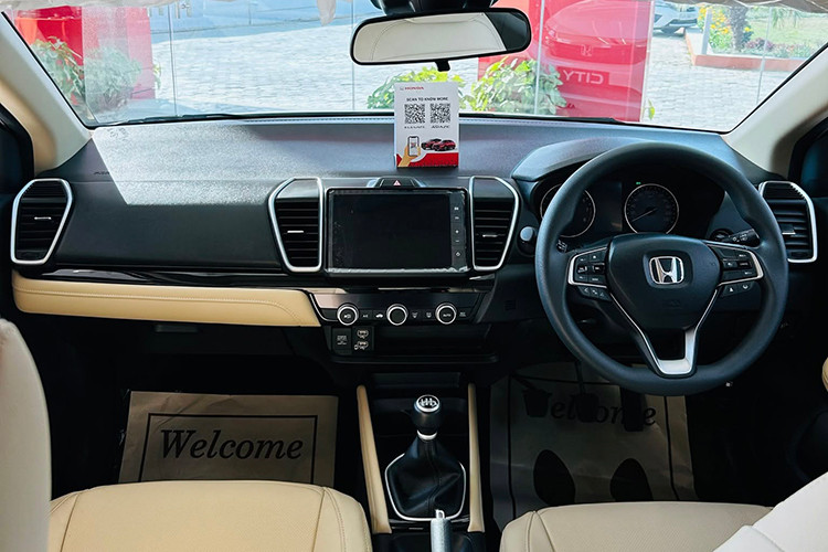 Bước vào bên trong, Honda City Apex Edition 2025 gây ấn tượng với hai tông màu nội thất be và đen. Ghế ngồi được bọc da màu be mới với logo Apex thêu nổi, kết hợp cùng bảng điều khiển bằng da giả cao cấp và các chi tiết đệm cửa mang biểu tượng Apex Edition độc quyền.