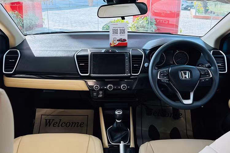 Bước vào bên trong, Honda City Apex Edition 2025 gây ấn tượng với hai tông màu nội thất be và đen. Ghế ngồi được bọc da màu be mới với logo Apex thêu nổi, kết hợp cùng bảng điều khiển bằng da giả cao cấp và các chi tiết đệm cửa mang biểu tượng Apex Edition độc quyền.