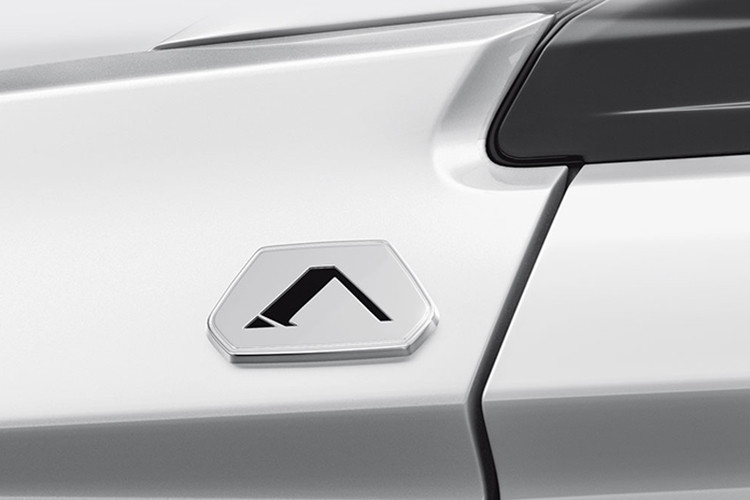 Honda City Apex Edition 2025 sử dụng động cơ xăng 1.5L, 4 xi-lanh, hút khí tự nhiên, sản sinh công suất 121 mã lực và mô-men xoắn 145 Nm. Người dùng có thể lựa chọn giữa hộp số sàn hoặc hộp số tự động vô cấp CVT. Mức tiêu hao nhiên liệu trung bình ấn tượng ở mức 5,4 lít/100 km, phù hợp cho cả di chuyển trong đô thị và đường trường. 