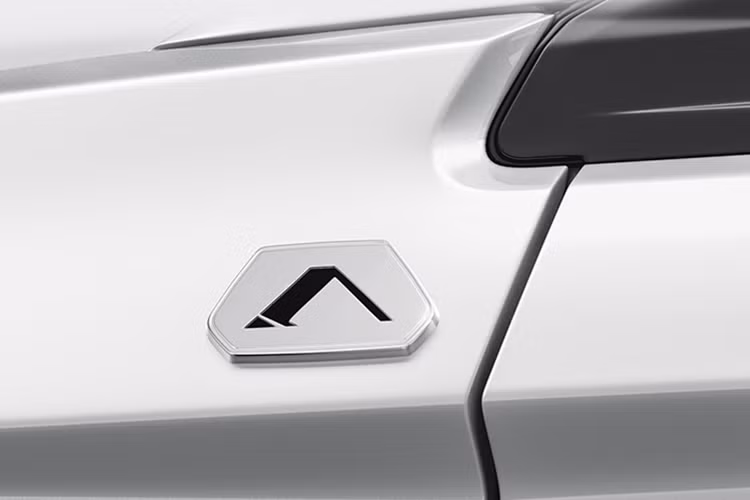 Honda City Apex Edition 2025 sử dụng động cơ xăng 1.5L, 4 xi-lanh, hút khí tự nhiên, sản sinh công suất 121 mã lực và mô-men xoắn 145 Nm. Người dùng có thể lựa chọn giữa hộp số sàn hoặc hộp số tự động vô cấp CVT. Mức tiêu hao nhiên liệu trung bình ấn tượng ở mức 5,4 lít/100 km, phù hợp cho cả di chuyển trong đô thị và đường trường. 